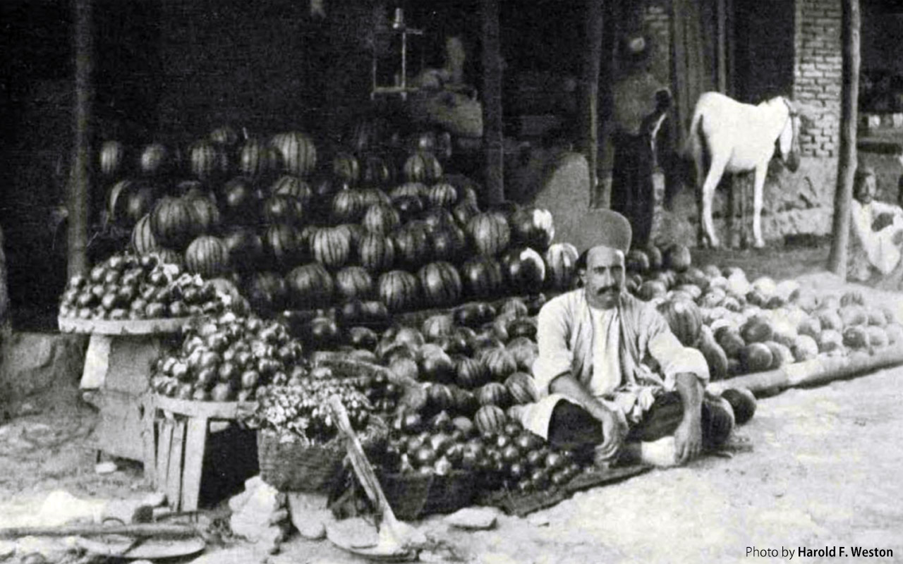 میوه فروش در شیراز - سال 1300