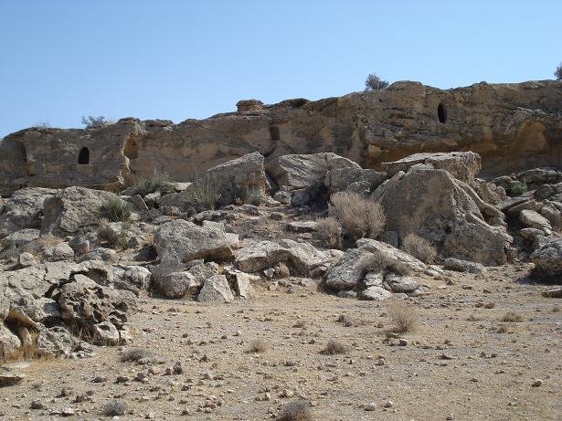 دخمه و استودانهای تاریخی در مسیر راه باستانی سیراف به فال -خنچ-لار